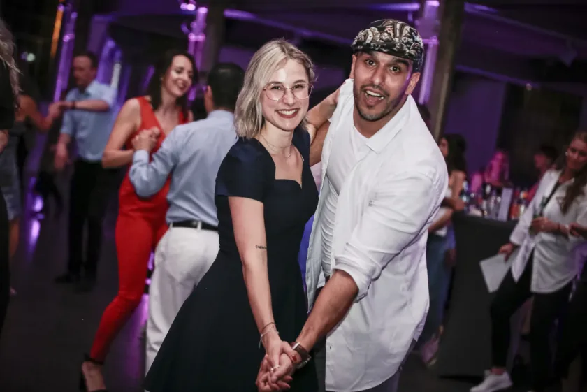 Tanzpaar auf der CHANGA Tanzfläche mit Publikum