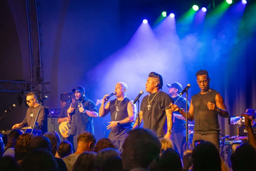 Liveband und Publikum im CHANGA
